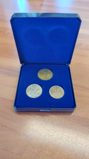 Etui med 3 stk av Svalbard Rublene pålydende 25 - 50 - 100